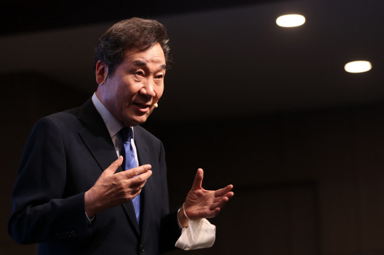 더불어민주당 대권주자인 이낙연 전 대표가 21일 오후 강원 춘천시 스카이컨벤션에서 열린 신복지 강원포럼에 참석해 특강하고 있다. <연합뉴스>